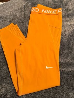 Nike Pro Light Curry/White Women's High-Waisted Leggings with Pockets size M